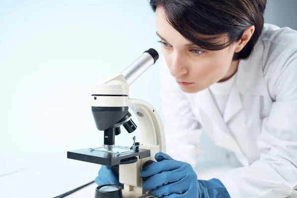 Γυναίκα βοηθός εργαστηρίου ψάχνει διαγνωστικά μικροσκόπιο επαγγελματική επιστήμη — Φωτογραφία Αρχείου