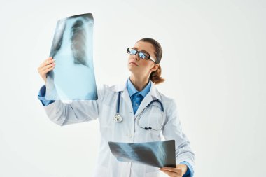 Kadın doktor teşhisi hastane laboratuarı beyaz önlük muayenesi