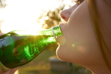 Kapalı gözlü, su içen güzel bir kadın.