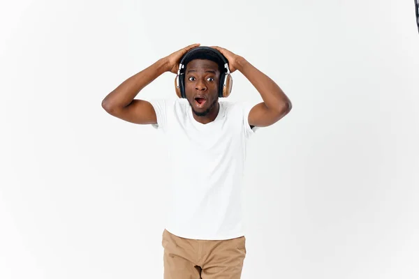 Hombre de aspecto africano con auriculares tecnología estilo de vida amante de la música — Foto de Stock