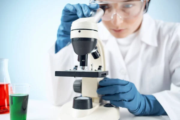Laboratóriumi kutatás mikroszkóp kémiai megoldás tudomány elemzése — Stock Fotó