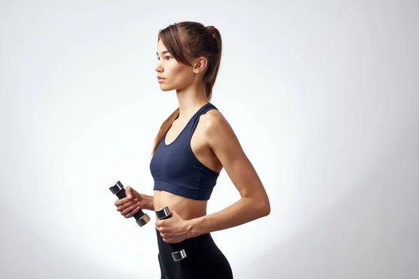 Sportieve vrouw workout met halters fitness motivatie levensstijl — Stockfoto