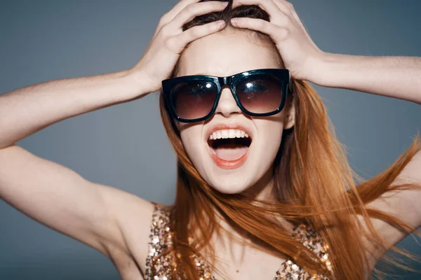 Hübsche Frau mit Sonnenbrille Mode Glamour glänzende Kleidung Luxus — Stockfoto