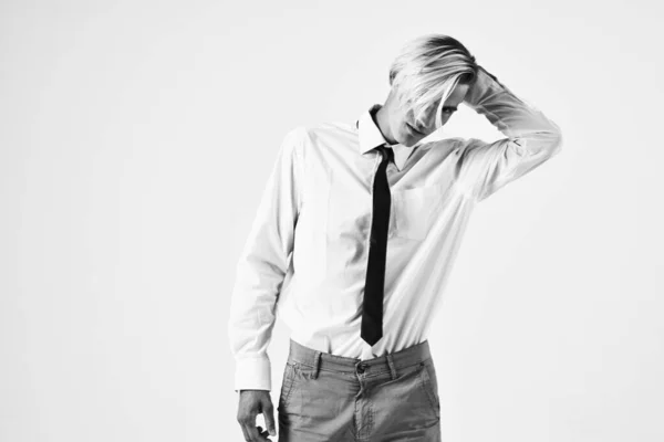 Porträtt av en man i skjorta med slips fashionabla frisyr Studio — Stockfoto