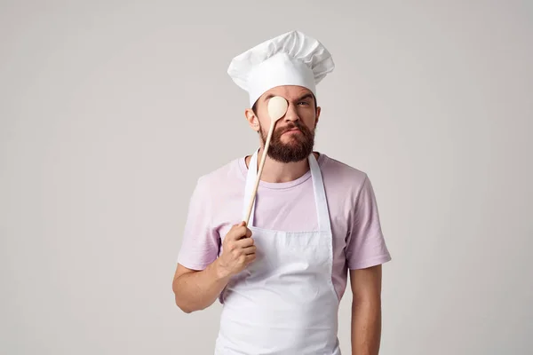 Homem em branco avental profissionais restaurante cozinha indústria — Fotografia de Stock