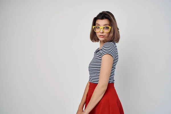 Mujer alegre en gafas amarillas verano moda posando estudio — Foto de Stock