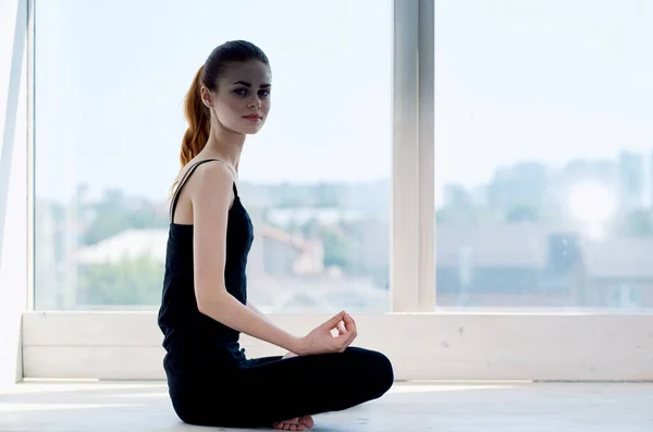 Mulher perto janela meditação exercício aptidão — Fotografia de Stock