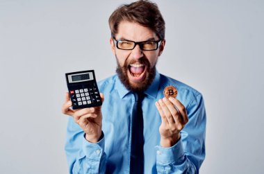 Kripto para birimi bitcoin hesap makinesi yöneticisi kravat gömlekli adam