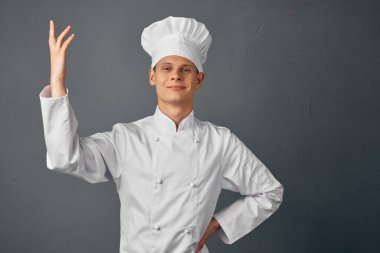 Şef üniformalı bir adam el duygularıyla hareket ediyor üniformalı bir restoranda çalışıyor.