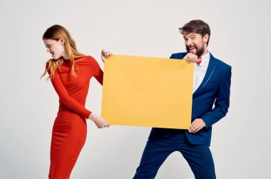 Bayrak tutan adam ve kadın. Kopya uzay reklam stüdyosu.