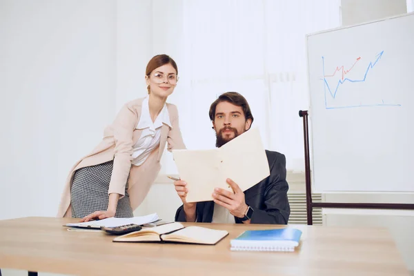 Affärsman sitter vid sitt skrivbord bredvid sekreterare kommunikationsarbete — Stockfoto