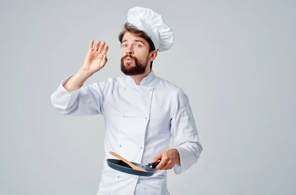 Padella emotivo chef maschile in mano cucinare cibo — Foto Stock