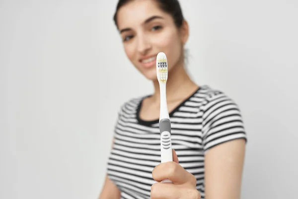 Mulher alegre escovação dentes higiene luz fundo — Fotografia de Stock