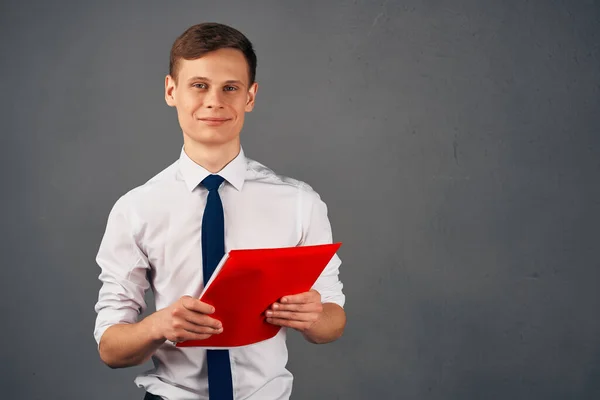 Mann mit Dokumenten in Händen Büroleiter arbeiten — Stockfoto