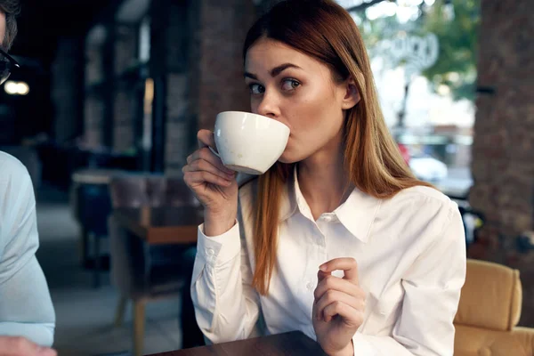 Mujer de negocios sentada en un café trabajo comunicación estilo de vida —  Fotos de Stock