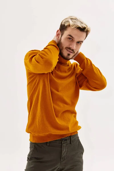 Uomo in maglione tiene la mano dietro la sua testa moda autunno stile posa stile di vita — Foto Stock