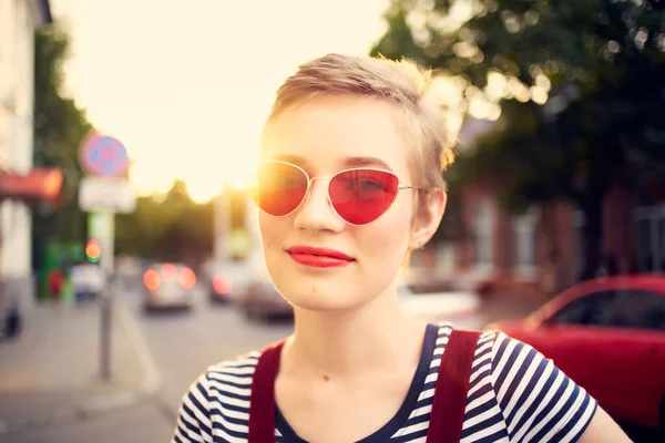 Vacker kvinna i fashionabla glasögon utomhus sol promenad sommar — Stockfoto