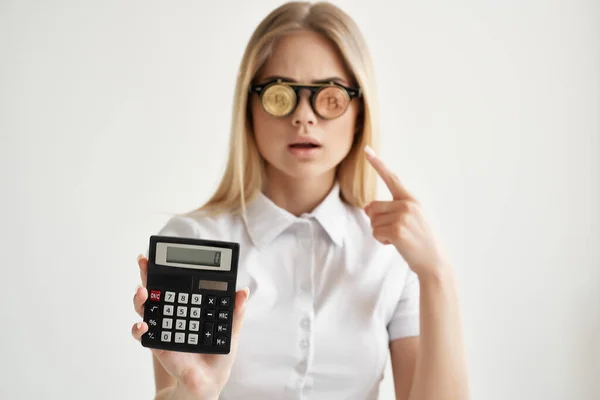 Bonita loira na camisa moedas óculos calculadora economia — Fotografia de Stock