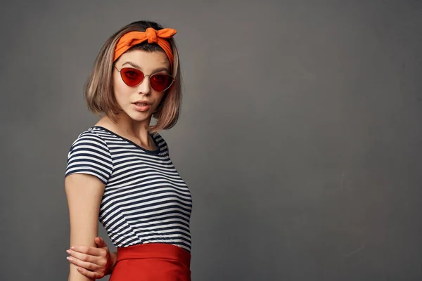 Mulher vestindo óculos de sol moda posando laranja headband luxo — Fotografia de Stock