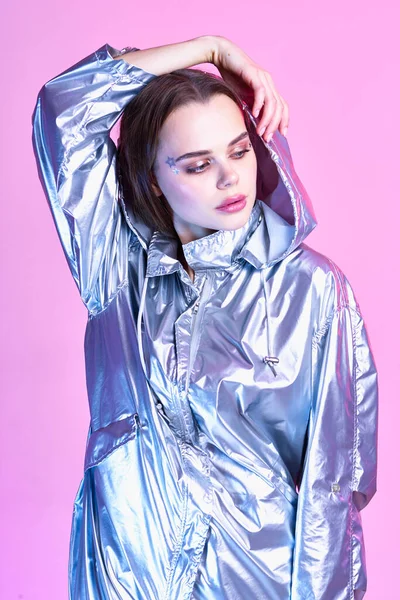 魅力的な女性の夜行性のジャケットナイトクラブグラマーメイク現代的なスタイル — ストック写真