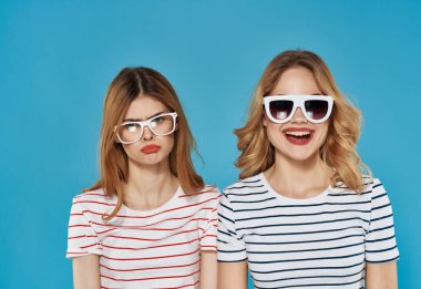 Çizgili tişörtlü iki kız arkadaş moda gözlük yaz arkadaşlığı.