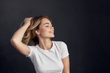 Beyaz tişörtlü kadın, sarışın cazibe modası.