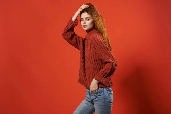 Mujer en un suéter rojo hermoso peinado estilo de vida de moda de cerca —  Fotos de Stock