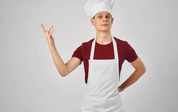Egy szakácsegyenruhás férfi, sapkával a fején, egy profi érzelmeivel. — Stock Fotó