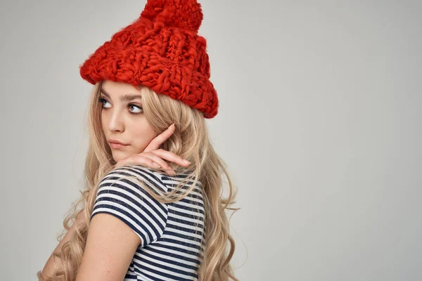 Bonita mujer invierno rojo sombrero moda encanto estudio —  Fotos de Stock