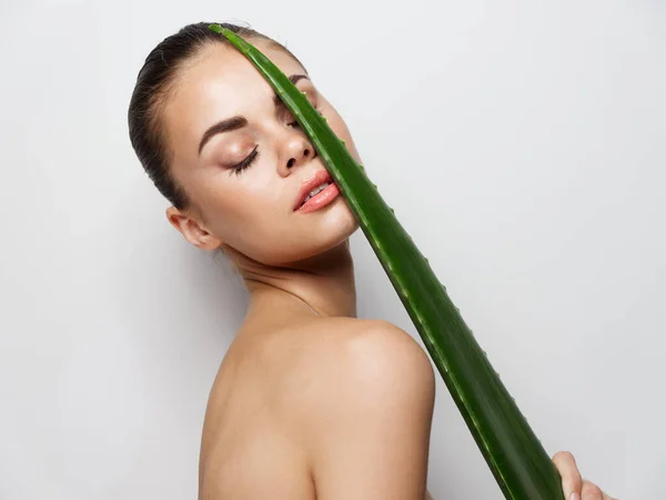 सुंदर हेयरस्टाइल वाली नग्न महिला चेहरे के पास एक कैंटीन पकड़े हुए स्वच्छ त्वचा प्रसाधन सामग्री — स्टॉक फ़ोटो, इमेज