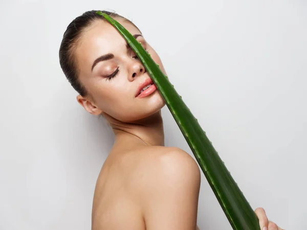 Mulher nua com penteado bonito segurando uma cantina perto do rosto cosmetologia pele limpa — Fotografia de Stock