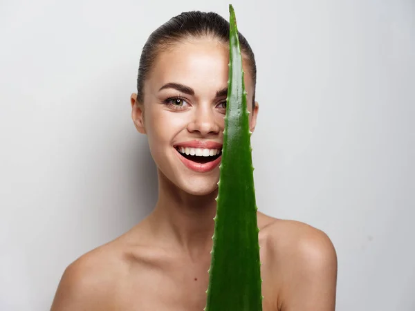 Mulher com folha de aloés verde limpo cosmetologia pele nua ombros modelo — Fotografia de Stock