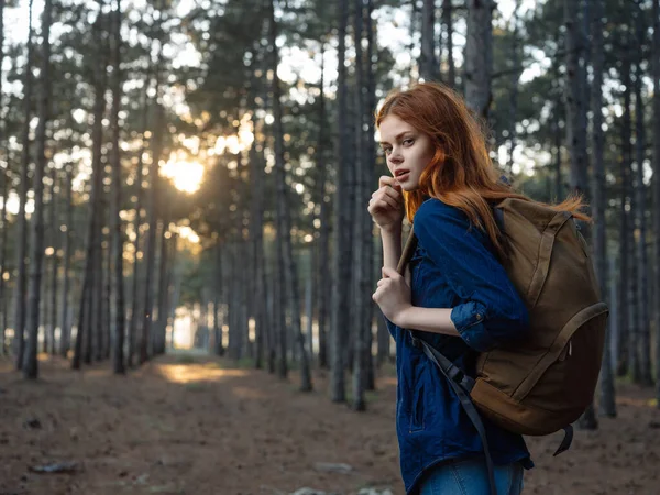 Hezká žena v lese batoh příroda chodit životní styl — Stock fotografie