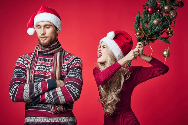 Чоловік і жінка у святкові різдвяні веселі прикраси іграшки — стокове фото