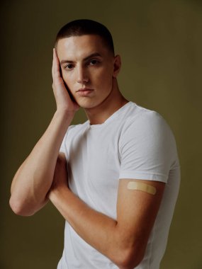 Beyaz tişörtlü adam pasaport, omuz enfeksiyonu bağışıklık sistemi.