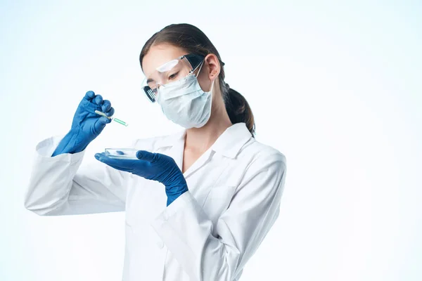 Жіночий лабораторний асистент з хімічних розчинів білого пальто в науці — стокове фото