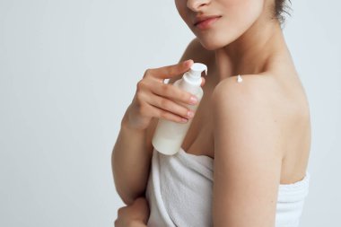 Havlu çıplak omuzlu kadın losyonu temiz cilt bakımı