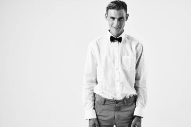 Kravatlı bir adam kafasının yanında el ele tutuşup kendine güvenen bir model takıyor.