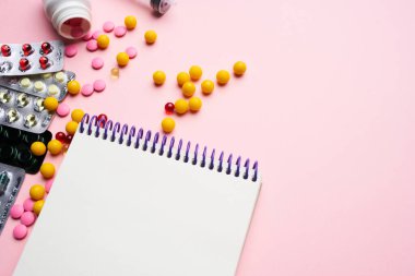 çok renkli ilaçlar vitaminler ilaç antibiyotikleri yardımcı olur.