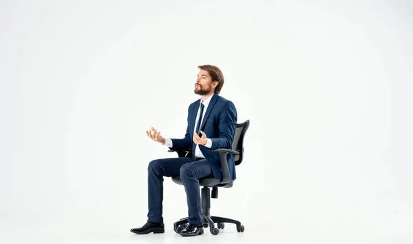 Homme d'affaires assis dans la chaise gestionnaire de travail de bureau fond isolé — Photo