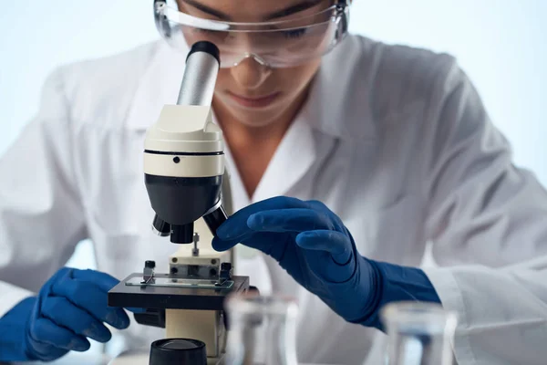 Estudio de microscopio de laboratorio médico femenino primer plano — Foto de Stock