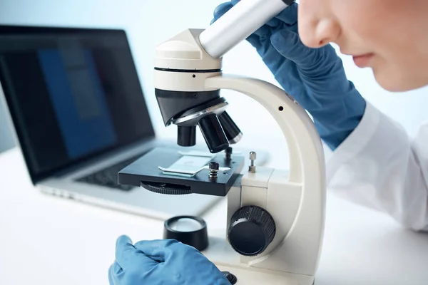 Woman in White Coat Looks Through Microscope Laboratory Επιστήμη Επαγγελματίες πείραμα — Φωτογραφία Αρχείου