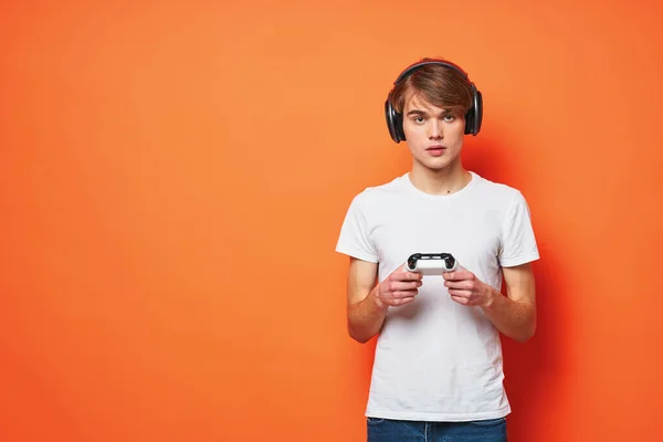 Man in een wit t-shirt met een joystick in zijn handen entertainment games technologie — Stockfoto