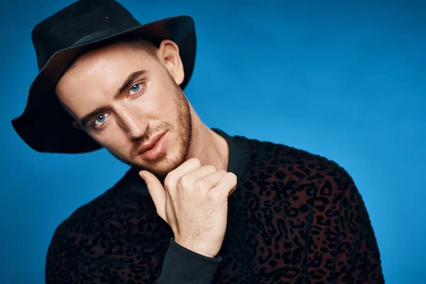 Homem bonito em camisola preta posando roupas modernas fundo azul — Fotografia de Stock