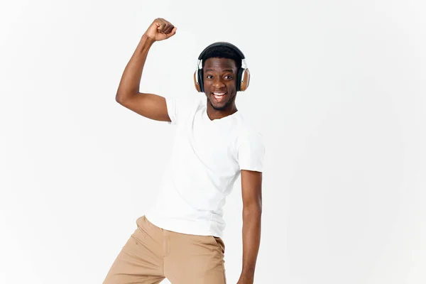 Άνδρας αφρικανικής εμφάνισης με ακουστικά που χειρονομεί με τον εραστή του από τη μουσική — Φωτογραφία Αρχείου