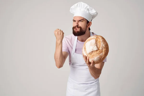Maschio chef tenendo il pane nelle sue mani cottura panettiere professionale — Foto Stock