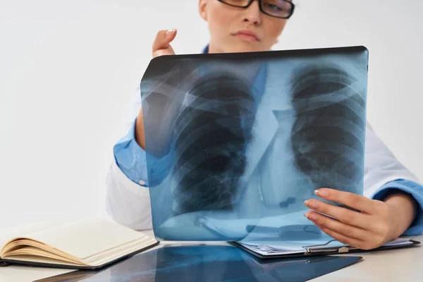 Diagnostyka szpitala rentgenowskiego u kobiet — Zdjęcie stockowe