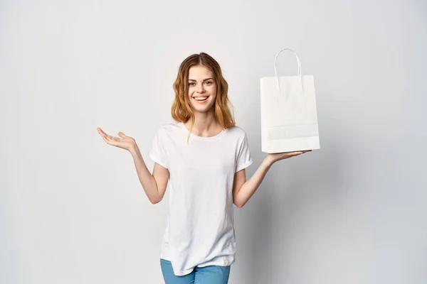 Mujer con paquete blanco en manos estilo de vida compras diversión — Foto de Stock