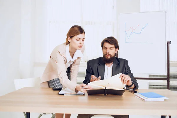 Geschäftsleute am Schreibtisch Büro Kommunikation Emotionen — Stockfoto