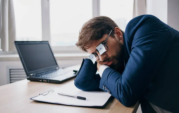 Homem no escritório na frente de um laptop no trabalho de escritório — Fotografia de Stock